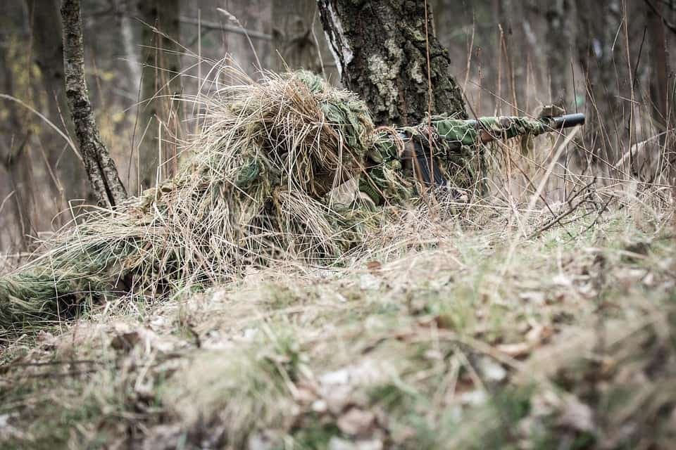 Ghillie Suit: A Ciência da Camuflagem de Sniper